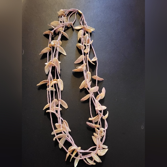 Pink necklace with shells - Picture 1 of 2